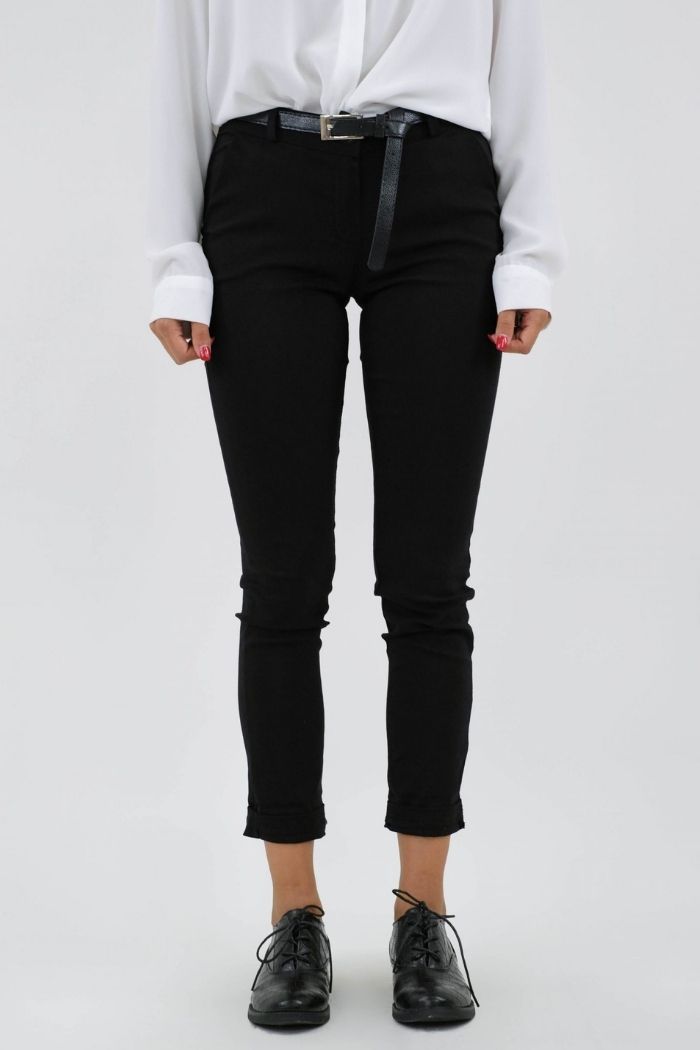 Παντελόνι Γκρο Σε Μαύρο χρώμα, με ζώνη στην μέση.