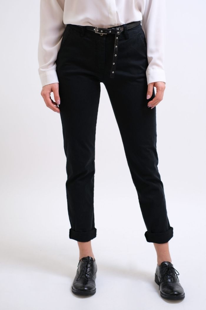 Παντελόνι Τσίνο Σε Μαύρο χρώμα, με ζώνη στην μέση.